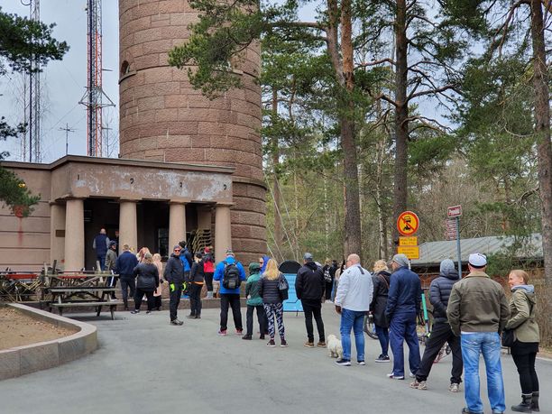 Tampereen legendaarisessa munkkikahvilassa pitkä jono aamusta iltaan –  yrittäjä iloitsee: ”Vuokrasimme lisätilaakin”