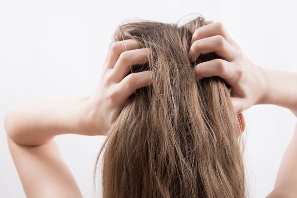 Monet terveysongelmat voivat oireilla päänahassa, Birch muistuttaa. Esimerkiksi jatkuva kutiaminen ja hiusten huomattava ohentuminen ovat oireita, joiden syy kannattaa selvittää.