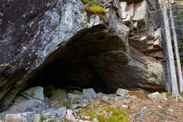 Rautjärven Pirunkirkko muistuttaa muodoltaan kirkon holvikaaria.