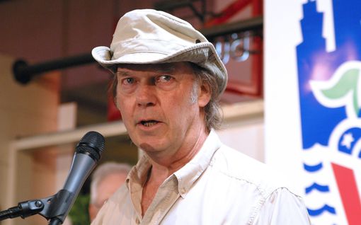 Neil Young vaatii kappaleidensa poistamista – esittää kovia väitteitä korona­valheiden levittämisestä: "Spotify myy niitä rahasta"