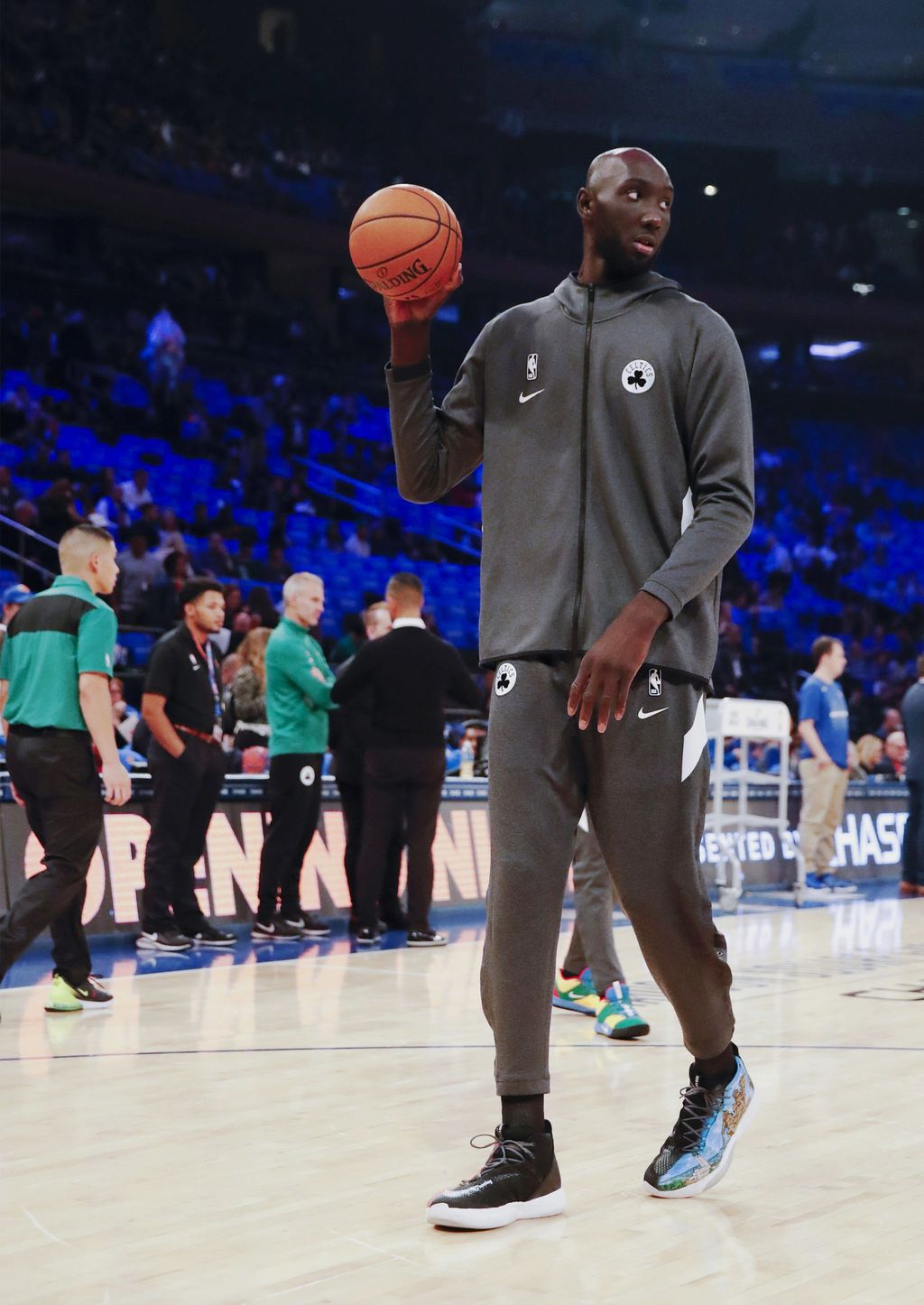 NBA:n pisin pelaaja päästettiin vihdoin irti Bostonissa – kotiyleisö villiintyi täysin