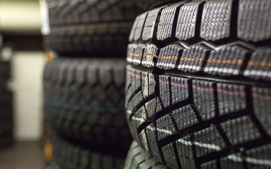 Tunnetko nämä tärkeät merkinnät autosi renkaissa?