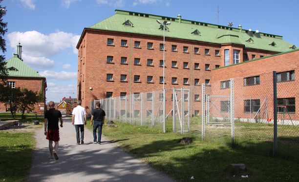Suomalaiset vastaanottokeskukset ovat ääriään täynnä turvapaikanhakijoita.