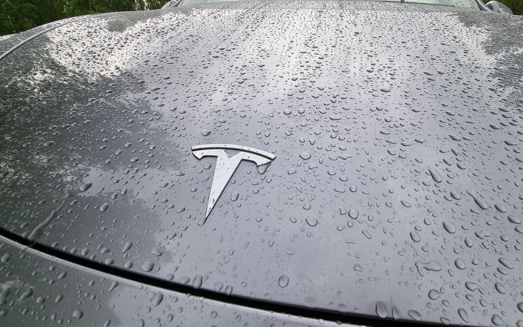 Nyt sai Tesla suuren vihollisen - Pian Ruotsiin tuotuja autoja ei enää pureta laivoista