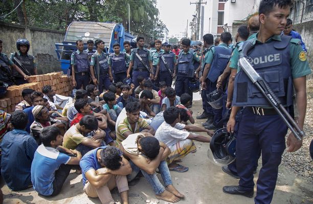 Dhakan poliisi pidätti maanantaina useita ihmisiä, joita epäillään huumeiden käyttämisestä ja myymisestä.