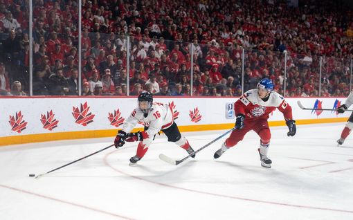 Connor Bedard on matkalla maailman jääkiekko­eliittiin – vei Kanadan mestariksi: ”Ihmeellinen pelaaja”