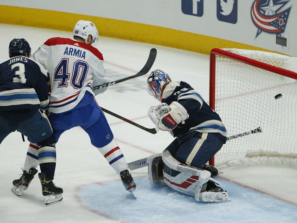Montreal Canadiensin Joel Armia ohjasi kiekon ohi Joonas Korpisalon toisen erän alkupuolella.