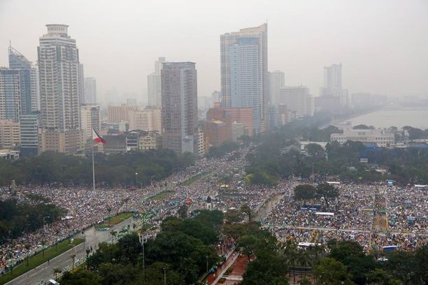 Jopa kuusi miljoonaa ihmistä saapui Rizal-puistoon ja sen ulkopuolelle Manilassa kuuntelemaan paavin messua.