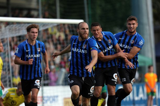 Timo Furuholm tuulettaa Interin voittomaalia.  Furuholmin vasemmalla puolella on Miro Tenho, oikealla Filip Valencic ja Arttu Hoskonen.