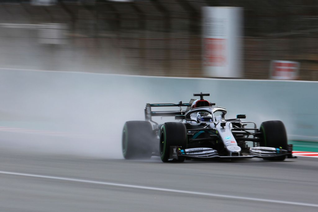 F1-kisatauko pelaa Mercedeksen vastustajien pussiin: ”Nyt kävi älyttömän huono tuuri”