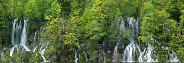 Plitvicen kansallispusto tunnetaan vesiputouksistaan.