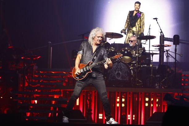 Queenin oli määrä soittaa 27 konserttia Euroopassa Rhapsody -kiertueensa tiimoilta.