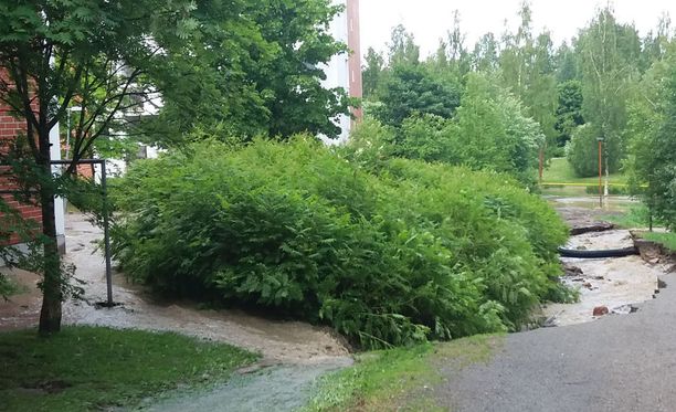Putkesta tulvinut vesi aiheutti 12 asukkaan evakuoimisen Suuruspääntiellä Jyväskylässä.