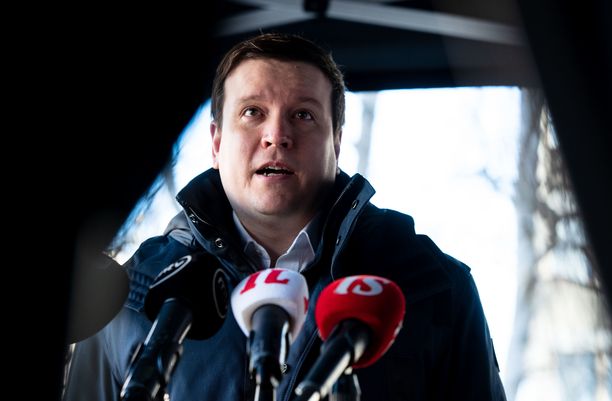 Perussuomalaisten eduskuntaryhmän puheenjohtaja Ville Tavio toivoo hoitohenkilöstön olevan rokotettuja. 