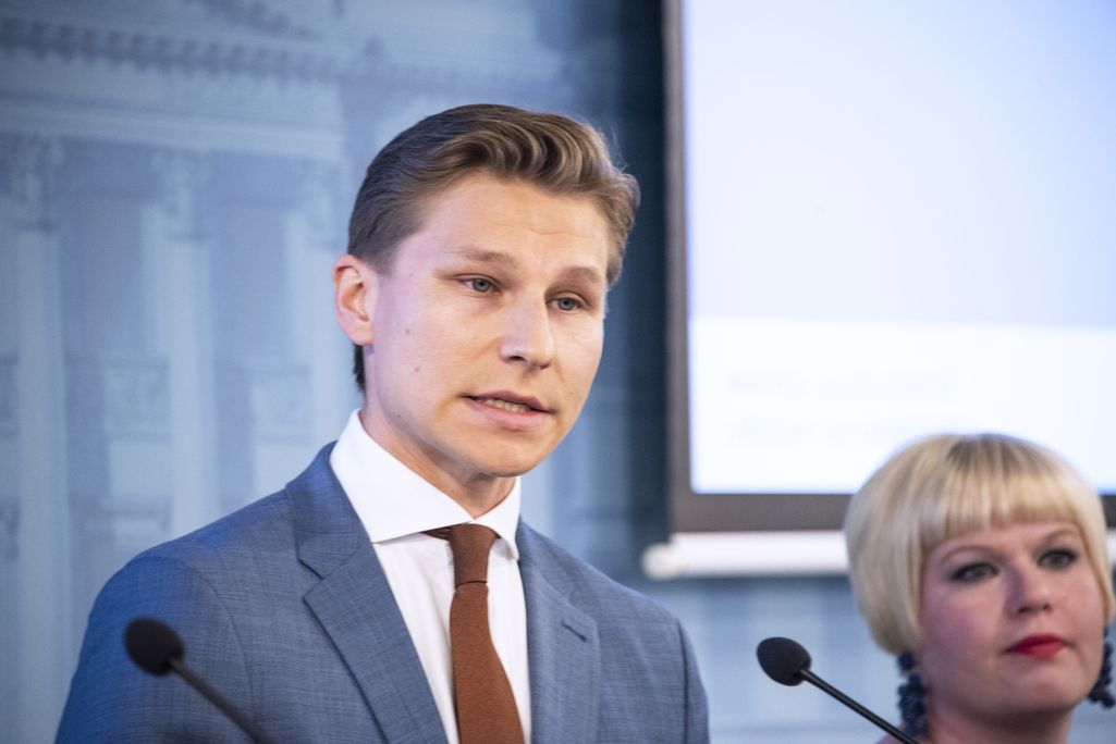 Oikeusministeri Antti Häkkäsen tytär kastettiin tänään: ”Silmäkulmat kosteina juhlimme pientä tyttöä”