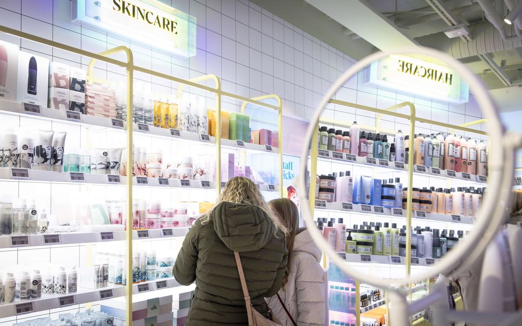 KS: Nuoret hokevat yhtä sanaa myyjille kaupassa