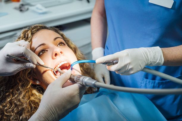 Muun muassa liian nopea aikataulu voi tuoda ongelmia ulkomailla tehtyihin hammasoperaatioihin.