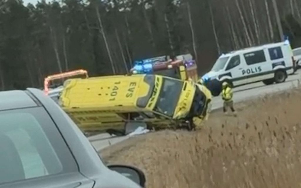 Hurja video: Ambulanssi suistui ojaan ja kaatui