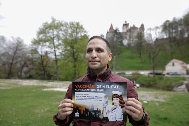 Draculan linnassa Romaniassa turistit saavat ilmaisen koronarokotteen ja  kierroksen kidutuskammiossa