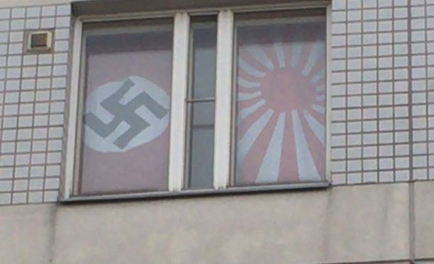 Kansallissosialistisen Saksan sekä Japanin keisarikunnan vanha sotalippu ovat riippuneet ruoholahtelaisen kerrostaloasunnon ikkunassa jo kolmisen kuukautta - naapurien närkästykseksi.