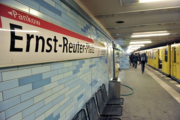 Mies työnsi naisen lähestyvän metron alle Ernst-Reuter-Platzin metroasemalla Berliinissä.