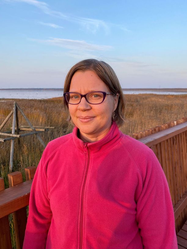 Terhi Mustakangas retkellä Vihiluodon luontopolulla Kempeleessä. Mustakangas esittelee mielellään kotiseutunsa retkeilytarjontaa.