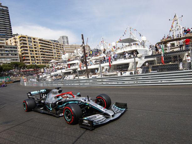 Lewis Hamilton lähtee Monacon GP:hen ykkösruudusta.