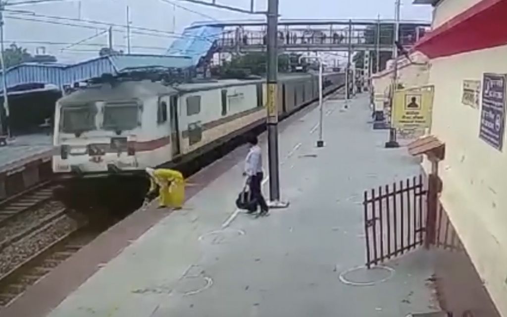 Sankarimies pelasti naisen junaraiteilta – kauhunhetket tallentuivat videolle Intiassa