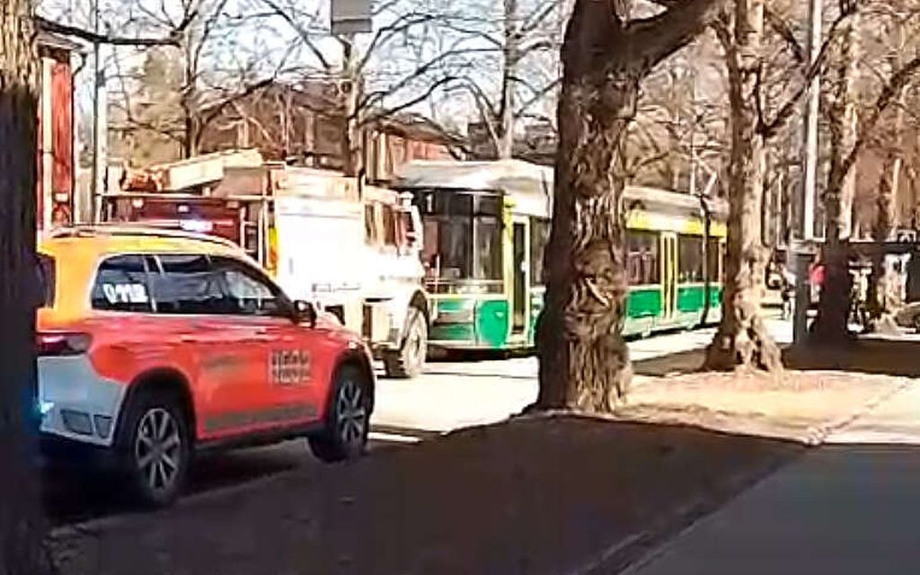 Ratikka­onnettomuus Helsingissä – Kolme loukkaantui