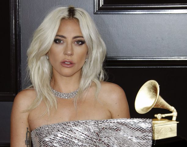 Lady Gaga pokkasi Grammy-palkinnon Los Angelesissa sunnuntaina 10.2.2019.