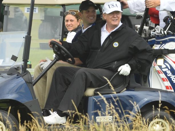 Donald Trump ei ole täysin sisäistänyt golfin etikettiä. Trump ei esimerkiksi ota lippistä päästä kätellessään pelikavereita kierroksen päätteeksi. Lippis pysyy päässä myös kierroksen jälkeen kerhotalossa. Kaikkein räikein rike on kuitenkin se, että Trump ajaa golfautolla viheriölle asti.