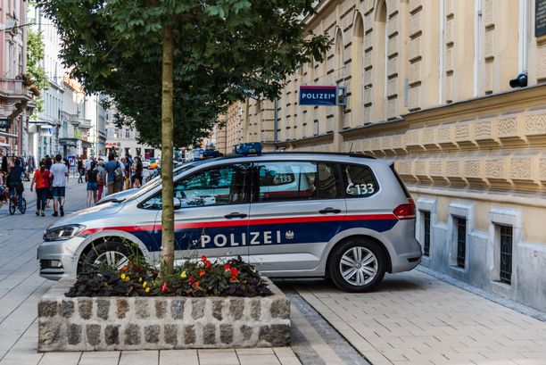 Kuivituskuva itävaltalaisesta poliisiautosta otettu toisessa kaupungissa, Itävallan toiseksi suurimmassa kaupungissa Grazissa maan kaakkoisosassa. 