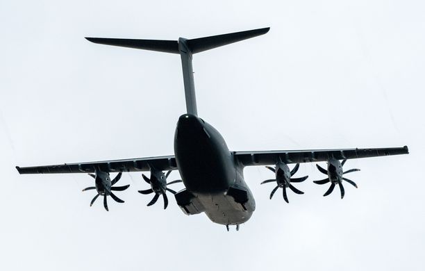 Saksa käyttää evakuointiin Airbusin valmistamaa Airbus A400M nelimoottorista sotilaskuljetuslentokonetta.