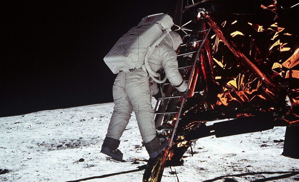 Tarina Neil  Armstrongin mystisestä onnentoivotuksesta kuun pinnalla kiersi vuosia netissä - faktantarkistajat osoittivat vääräksi 