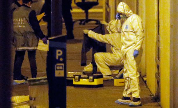 Poliisin tutkijat työskentelivät Charlie Hebdon toimituksen ulkopuolella keskiviikkona. 