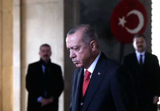 Turkin presidentti Recep Tayyip Erdogan yrittää keskustella Pariisissa Donald Trumpin kanssa.