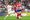 Real Madridin Casemiro (vas.) ja Atléticon Antoine Griezmann taistelivat pallosta Madridin paikallispelissä. 