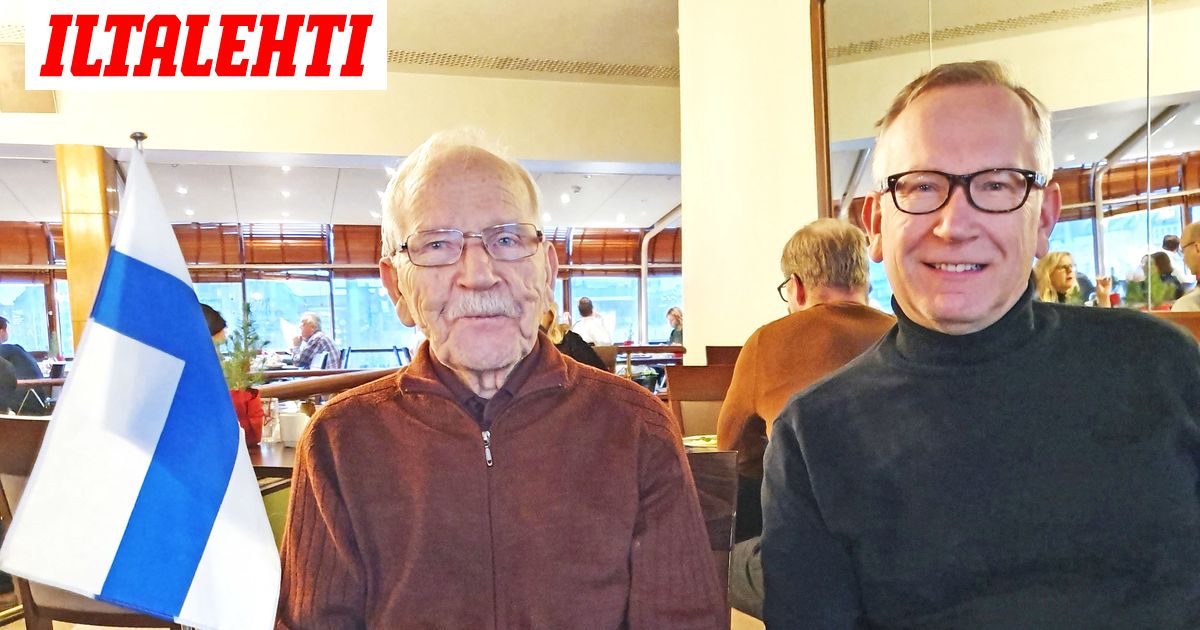 Sotaveteraani Matti Rautiainen, 97, astelee Linnaan Jaakko-poikansa kanssa