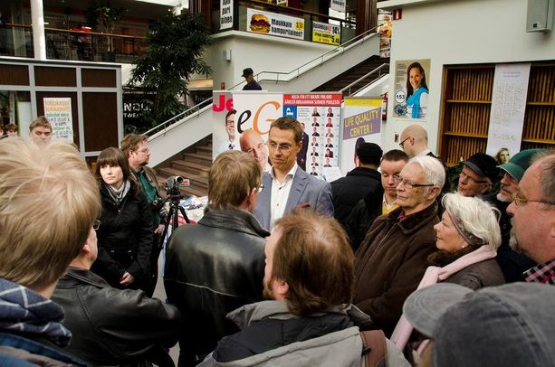 Alexander Stubb kampanjoi Vaasassa 2011.