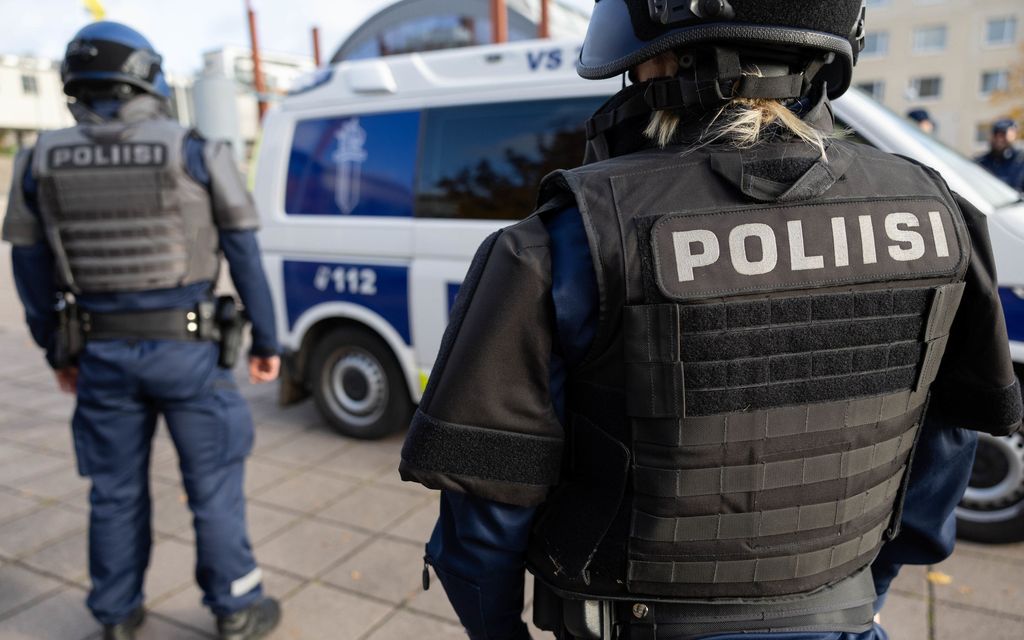 Raskaasti varustautuneet poliisit etsivät aseistetuksi epäiltyä henkilöä Helsingin Kruununhaassa