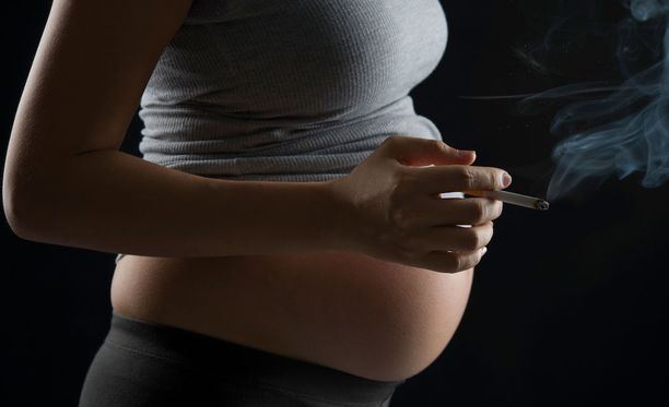 Äidin tupakointi vaikuttaa lapsen terveyteen.