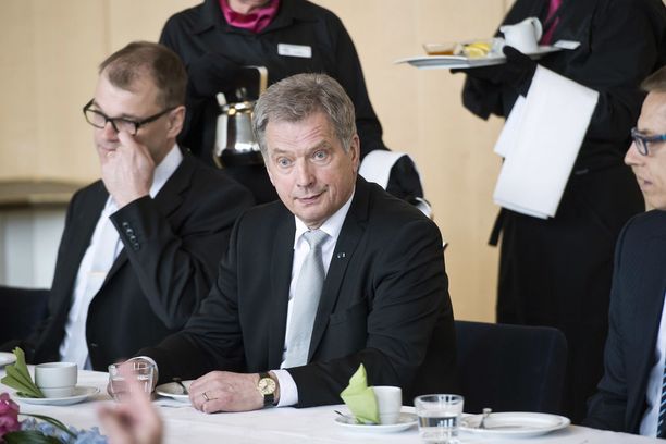 EU:n huippukokouksissa illallispöytään mahtuu Suomen puolelta vain yksi lautanen. Kimmo Sasin mukaan Sauli Niinistö voisi kuitenkin osallistua poikkeuksellisissa tapauksissa pääministerin seurassa EU:n huippukokouksiin.