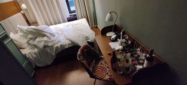 Hotellihuonetta neljä tuntia odottanut Kassu sai puolisonsa kanssa siivoamattoman huoneen.