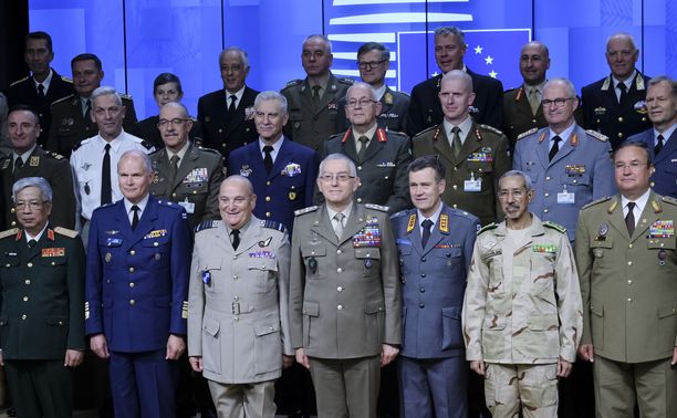 EU-maiden sotilaskomentajat kokouksessa maaliskuussa 2019 Brysselissä. Eturivissä toinen vasemmalta on Suomen puolustusvoimien komentaja Jarmo Lindberg, kolmas oikealta on EU:n sotilasesikunnan päällikkö, kenraaliluutnantti Esa Pulkkinen.