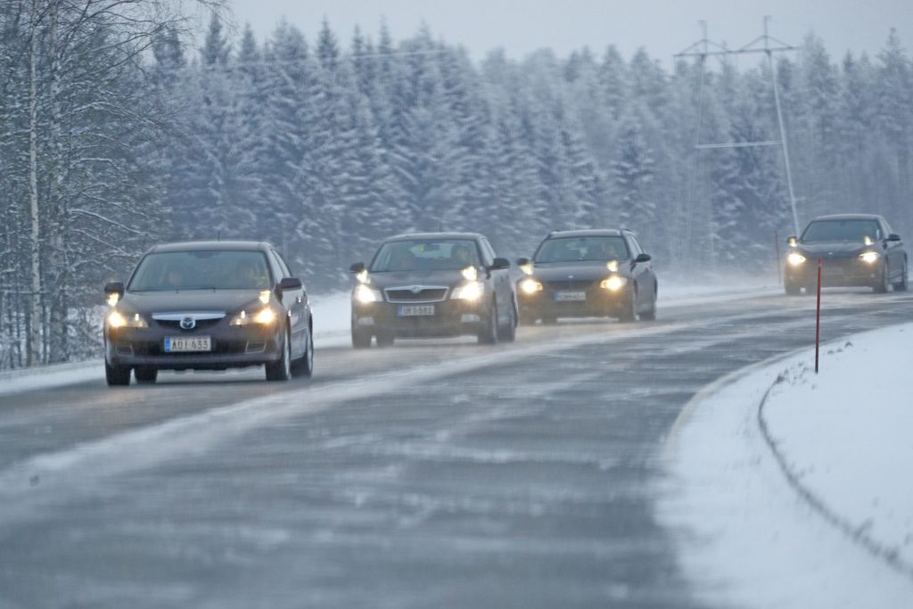 Lumi- ja räntäsadetta Etelä- ja Keski-Suomeen – autoilijoille kelivaroitus 