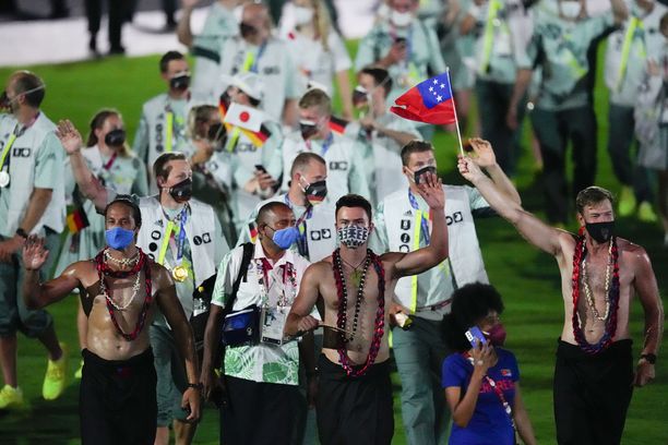 Samoan urheilijat edustivat ilman paitaa.