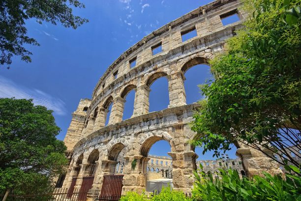 Pulassa voi ihastella vaikkapa hyvin säilynyttä roomalaisaikaista amfiteatteria.