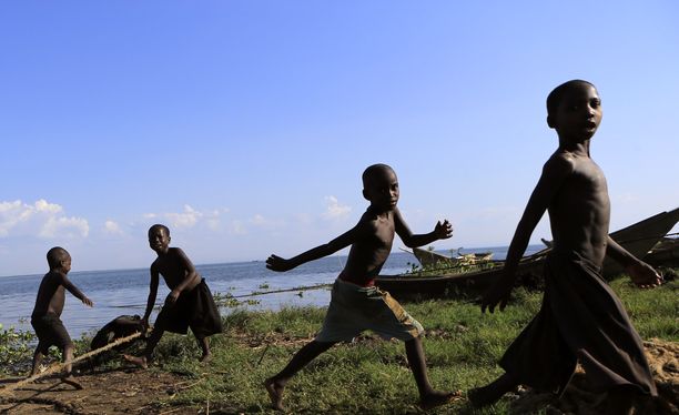 Lapsia leikkimässä Albert-järven rannalla Panyimurin kalastajakylässä. Kuva otettu 30. marraskuuta 2013. Kuvituskuva. 