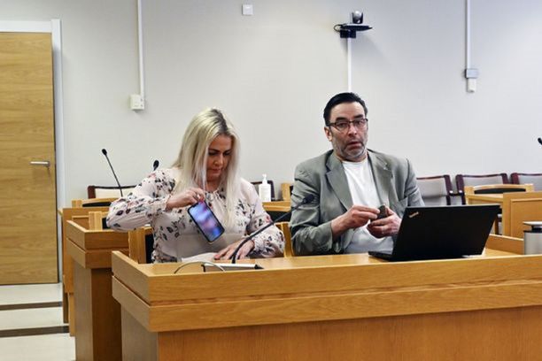 Kaisa Liski dan pengacara Jaakko Tuutti di persidangan Juni.