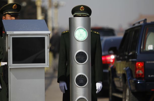 Myös tässä vuonna 2013 Pekingissä otetussa kuvassa liikennettä ohjataan jonkinlaisilla valoilla, joissa ylimpänä on vihreä. Hanke varsinaisten liikennevalojen muuttamiseksi jäi kuitenkin 1960-luvulle.